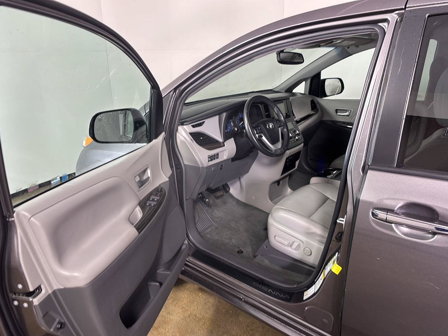 Used 2017 Toyota Sienna XLE w/ XLE Navigation Package AWD/4WD image 2