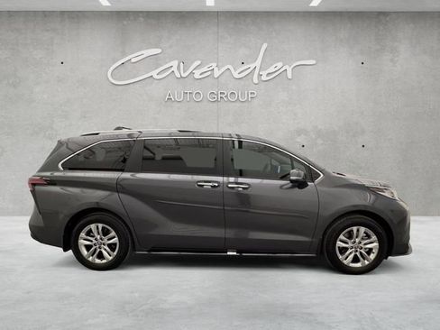Used 2025 Toyota Sienna Limited image 17