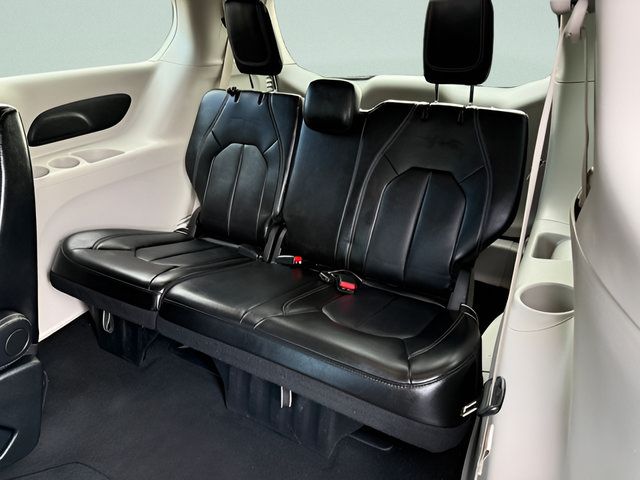 Used 2024 Chrysler Pacifica Touring-L FWD image 7