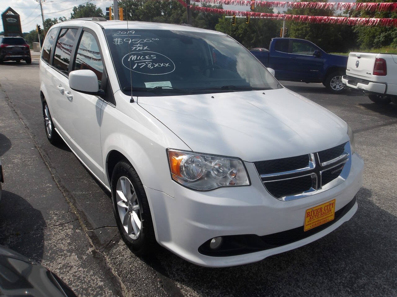 Used 2019 Dodge Grand Caravan SXT FWD image 1