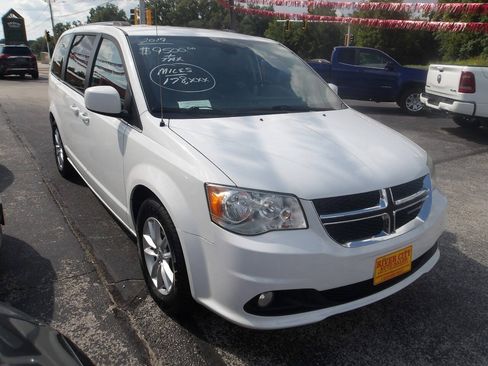 Used 2019 Dodge Grand Caravan SXT FWD image 1