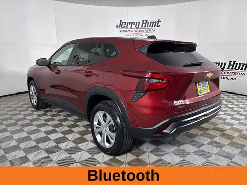 Used 2025 Chevrolet Trax LS image 7