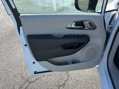 Used 2024 Chrysler Pacifica Touring-L image 11