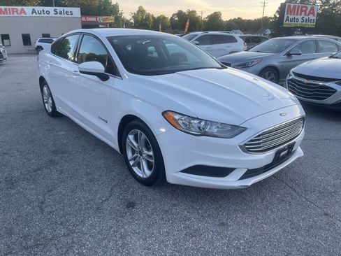 Used 2018 Ford Fusion SE FWD image 2