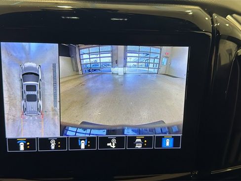 Used 2023 Chevrolet Traverse RS image 38