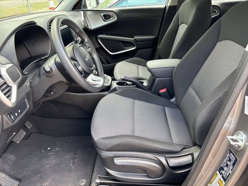 Used 2025 Kia Soul LX w/ LX Technology Package FWD image 24