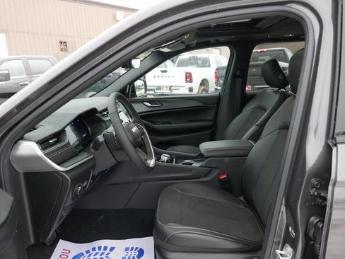 New 2025 Jeep Grand Cherokee Altitude image 13