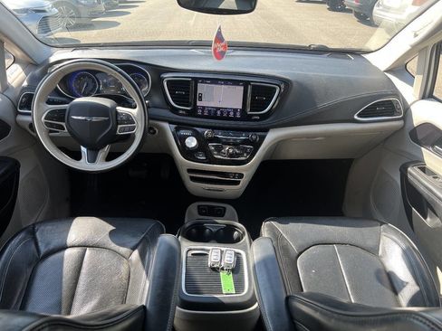 Used 2020 Chrysler Pacifica Limited image 17