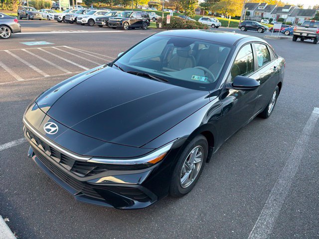 Certified 2025 Hyundai Elantra SE FWD image 3