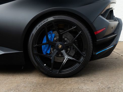 Used 2018 Lamborghini Huracan Performante AWD/4WD image 33