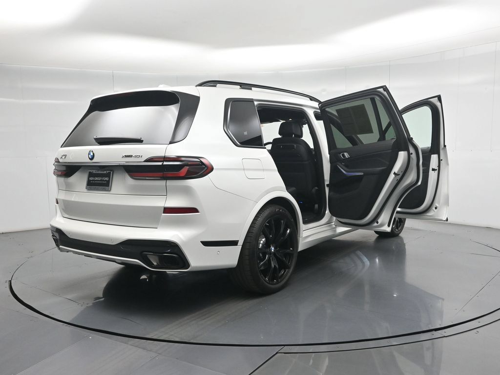 Used 2025 BMW X7 xDrive40i w/ M Sport Package AWD/4WD image 5