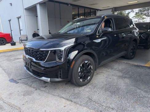 Used 2025 Kia Sorento S image 4