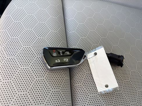 Used 2025 Volkswagen ID. Buzz 1st Edition image 30