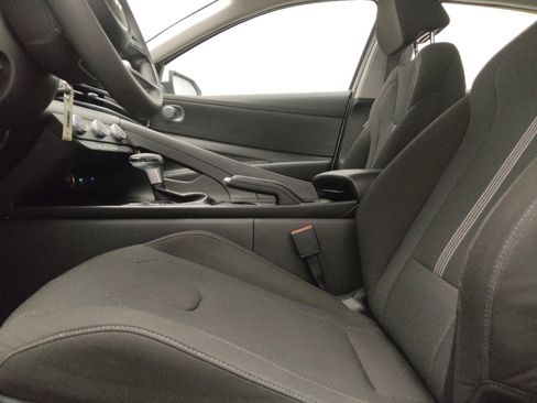 Used 2025 Hyundai Elantra SE FWD image 17