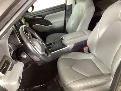 Used 2022 Toyota Highlander XLE AWD/4WD image 10