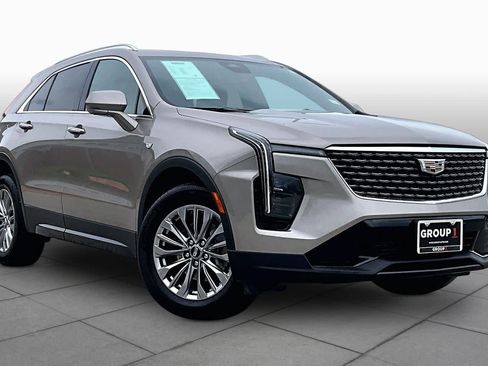 Used 2025 Cadillac XT4 Premium Luxury FWD image 3