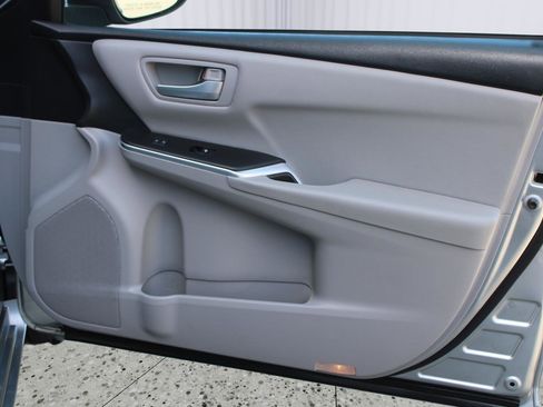 Used 2017 Toyota Camry LE FWD image 33