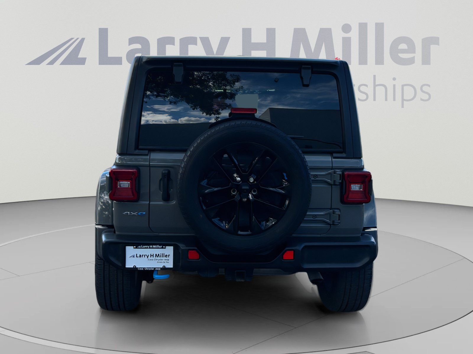 Used 2023 Jeep Wrangler Unlimited Sahara AWD/4WD image 4