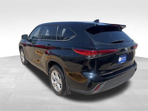 Used 2022 Toyota Highlander LE AWD/4WD image 12