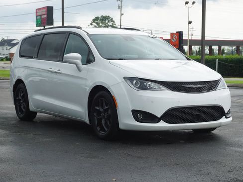 Used 2019 Chrysler Pacifica Touring-L Plus FWD image 3