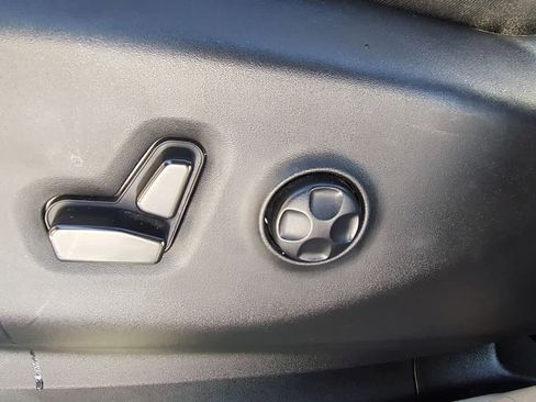 Used 2024 Chrysler Pacifica Touring-L image 10