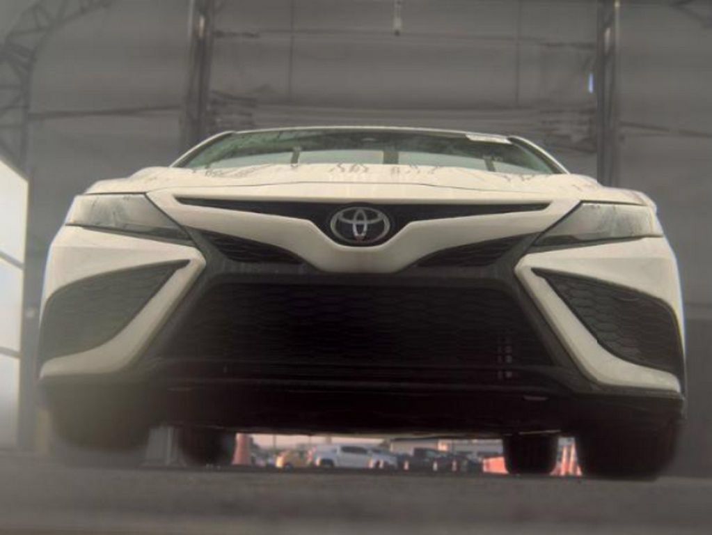 Used 2022 Toyota Camry SE w/ Convenience Package FWD image 3