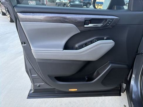 Used 2021 Toyota Highlander Limited image 9