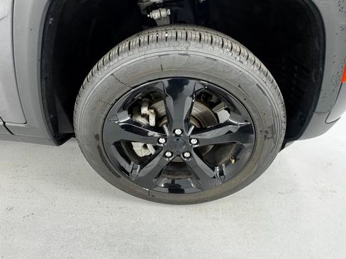 Used 2023 Jeep Grand Cherokee Limited w/ Black Appearance Package AWD/4WD image 9