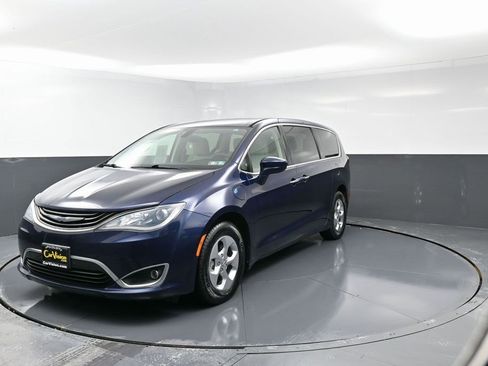 Used 2017 Chrysler Pacifica Touring Plus image 41