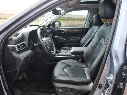Used 2021 Toyota Highlander Limited image 8