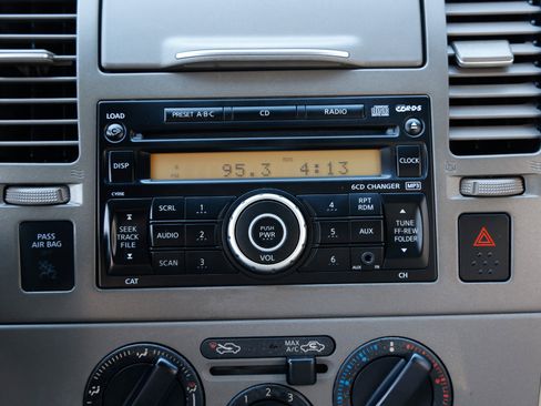 Used 2009 Nissan Versa S w/ Convenience Pkg image 32