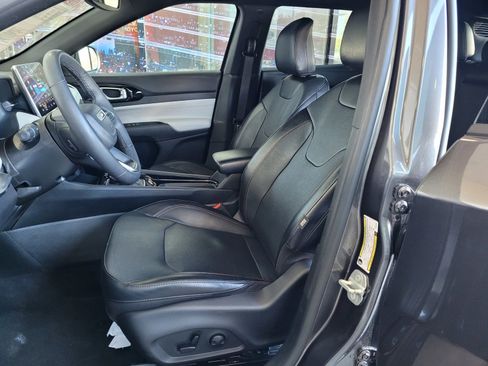 Used 2023 Jeep Compass Limited image 13