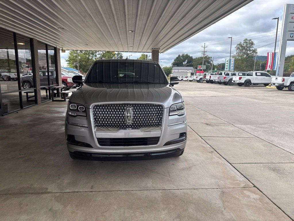 Used 2024 Lincoln Navigator Reserve AWD/4WD image 2