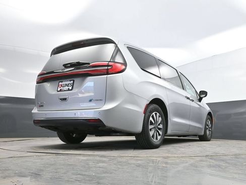 Used 2024 Chrysler Pacifica Limited FWD image 38
