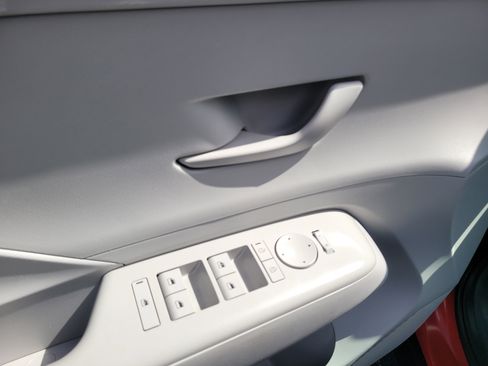 Used 2025 Hyundai Kona SEL image 18