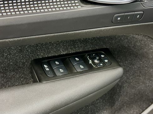 Used 2022 Volvo XC40 P8 Recharge Plus image 15