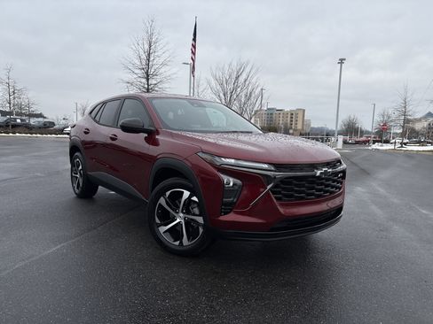 Used 2024 Chevrolet Trax RS w/ Sunroof Package image 2