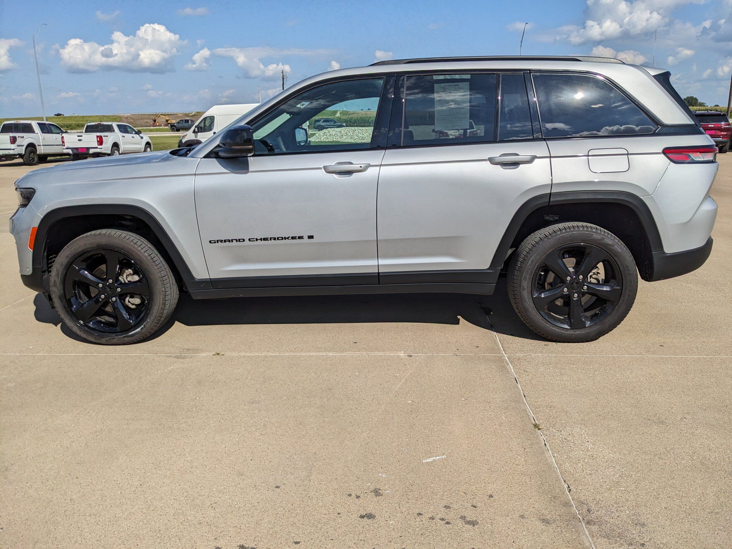 Used 2025 Jeep Grand Cherokee Limited w/ Luxury Tech Group II AWD/4WD image 5