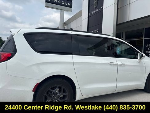 Used 2019 Chrysler Pacifica Limited w/ S Appearance Package FWD image 8
