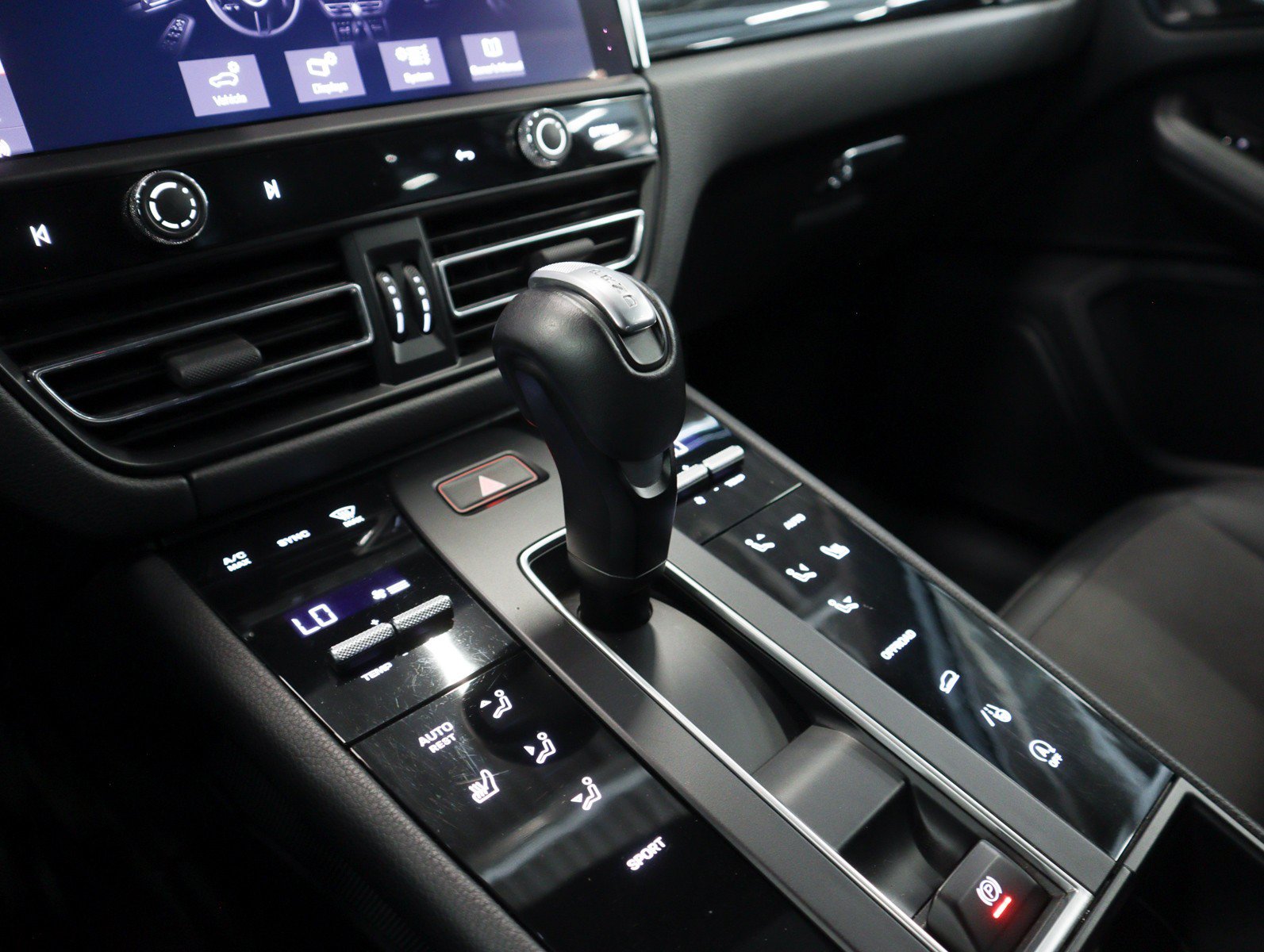 Certified 2024 Porsche Macan AWD/4WD image 17