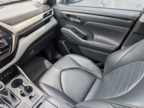 Used 2020 Toyota Highlander XLE FWD image 16