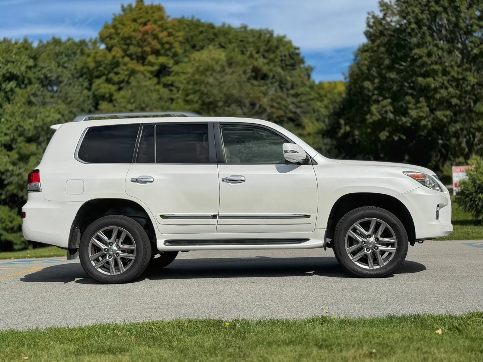 Used 2013 Lexus LX 570 4WD w/ Luxury Pkg image 35