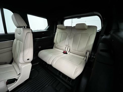 Used 2024 Jeep Grand Cherokee L Limited w/ Luxury Tech Group II image 32