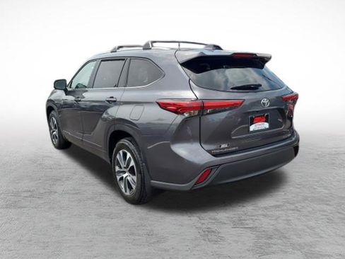 Used 2023 Toyota Highlander XLE AWD/4WD image 5