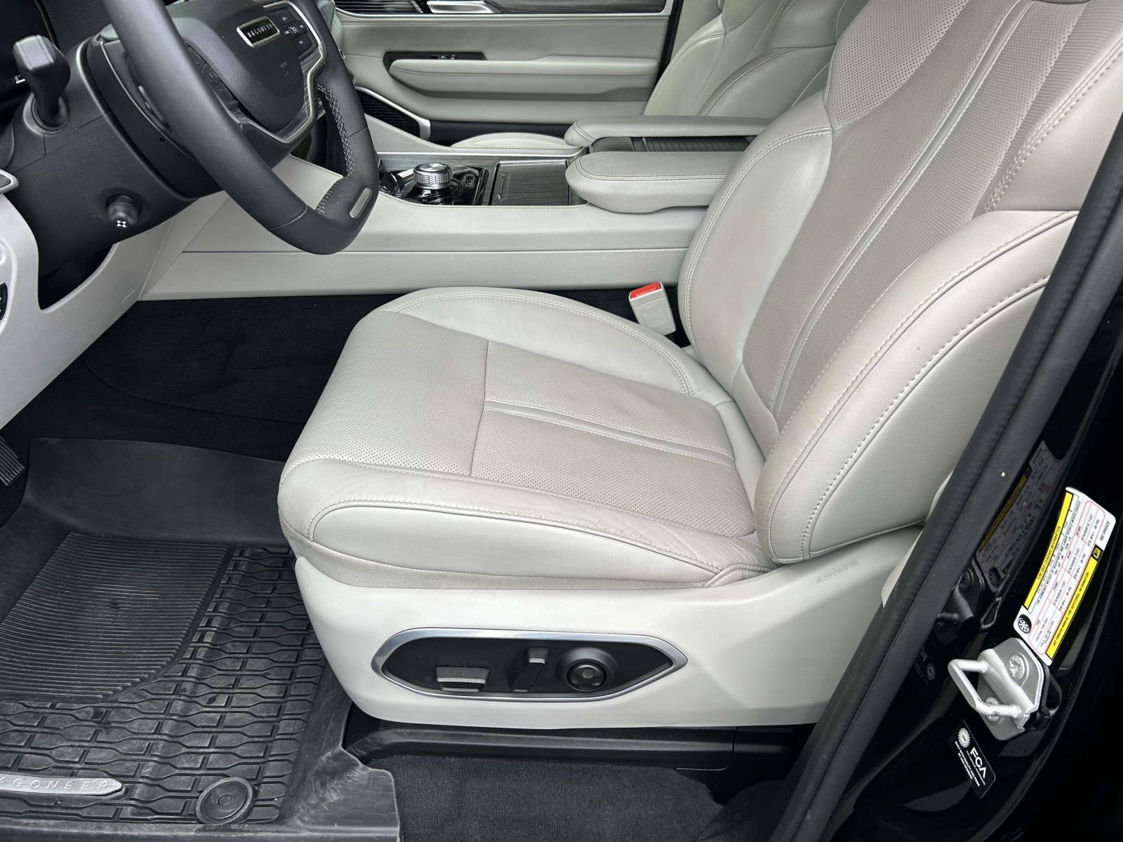 Used 2024 Jeep Wagoneer L Series II w/ Flexible Seating Group RWD image 20