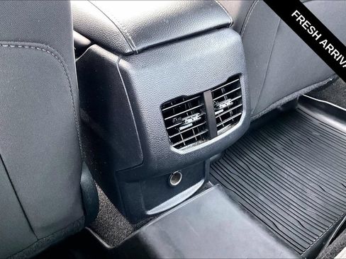 Used 2018 Ford Fusion SE w/ Fusion SE Technology Package FWD image 12
