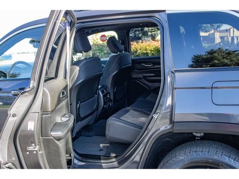 Used 2024 Jeep Grand Cherokee Laredo X w/ Luxury Tech Group I AWD/4WD image 16