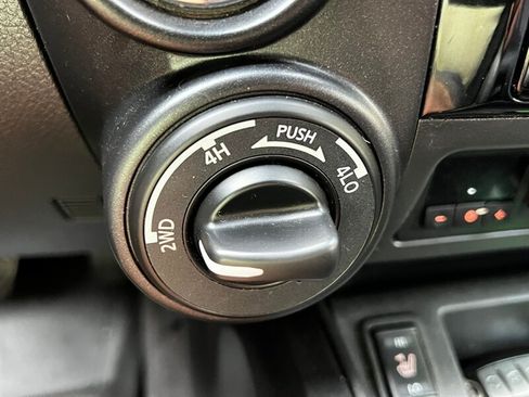 Used 2023 Nissan Titan SV w/ SV Convenience Package AWD/4WD image 30