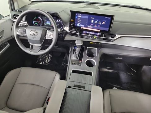Used 2025 Toyota Sienna XLE FWD image 15