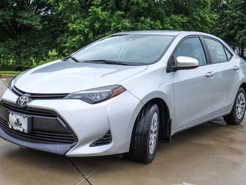 Used 2018 Toyota Corolla LE FWD image 3